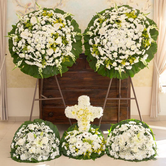 Conjunto de coroas de flores tipo medalhão branco