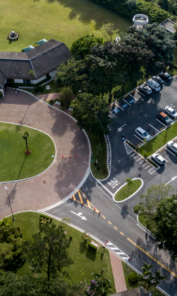Amplo estacionamento